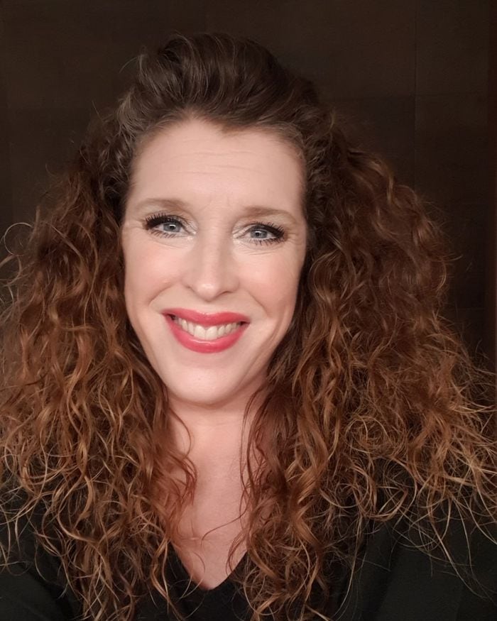 Leilah Spaander, leende porträtt mot träpanel