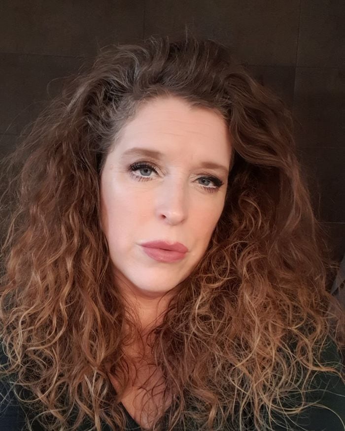 Leilah Spaander mot mörk stenvägg
